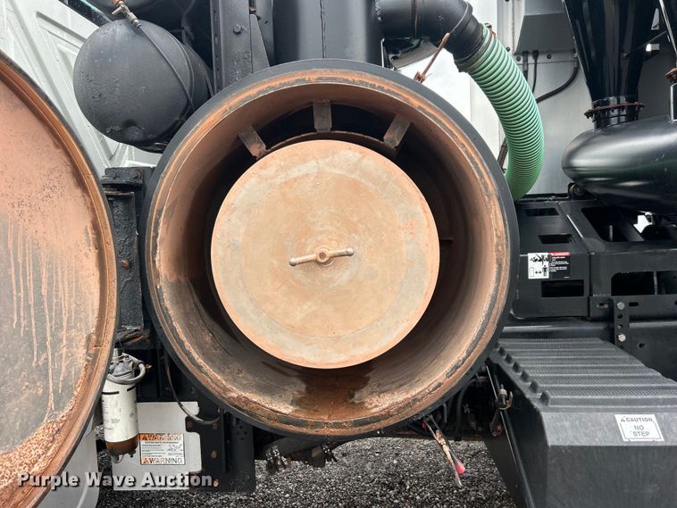 image for item EG0835 2012 International  7600 vacuum truck