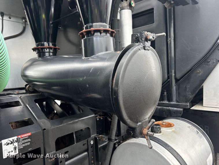 image for item EG0835 2012 International  7600 vacuum truck