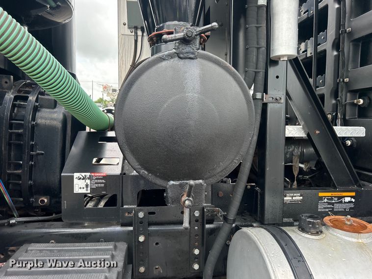 image for item EG0835 2012 International  7600 vacuum truck