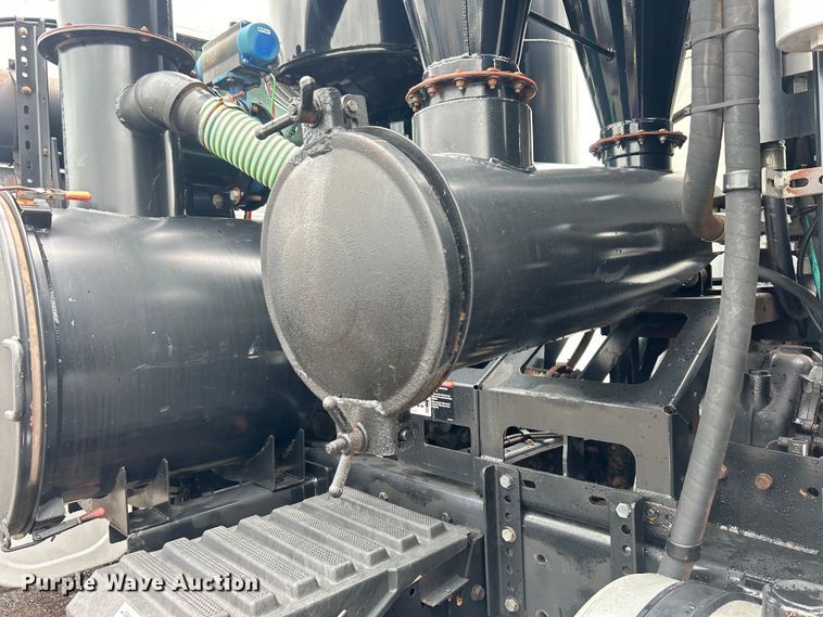 image for item EG0835 2012 International  7600 vacuum truck