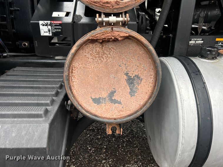 image for item EG0835 2012 International  7600 vacuum truck