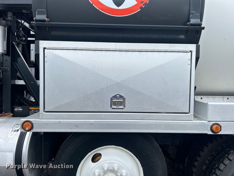image for item EG0835 2012 International  7600 vacuum truck