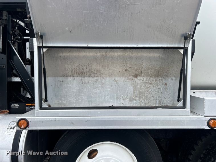image for item EG0835 2012 International  7600 vacuum truck