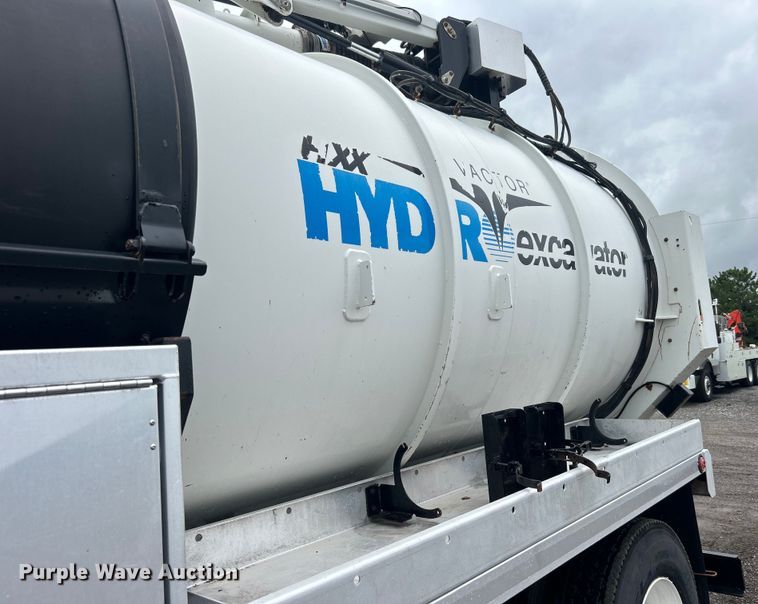 image for item EG0835 2012 International  7600 vacuum truck