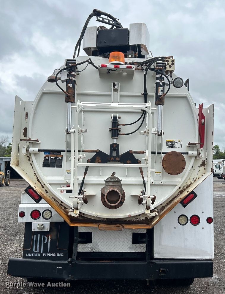 image for item EG0835 2012 International  7600 vacuum truck