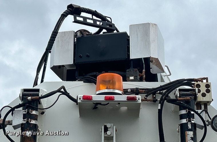 image for item EG0835 2012 International  7600 vacuum truck