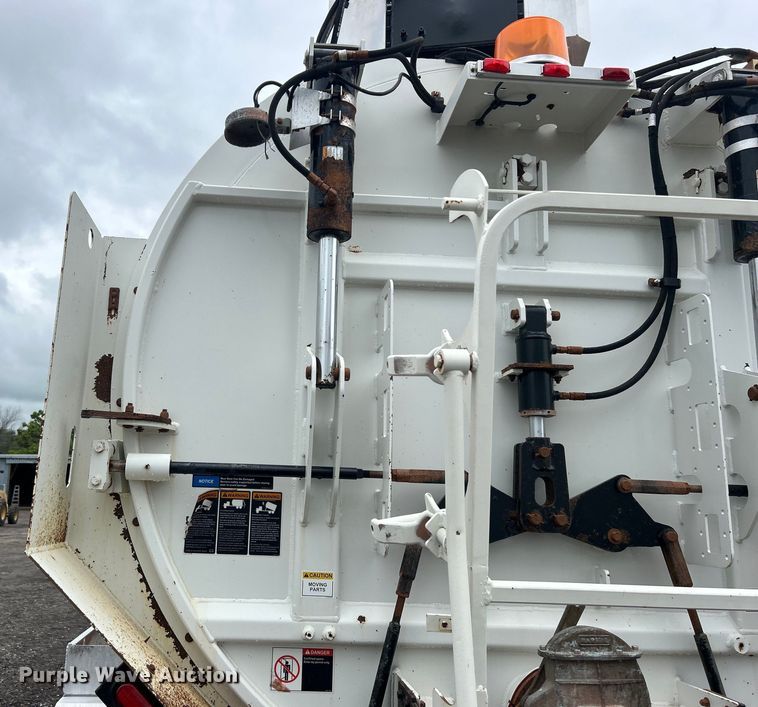 image for item EG0835 2012 International  7600 vacuum truck