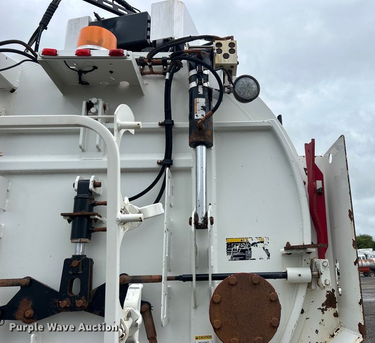 image for item EG0835 2012 International  7600 vacuum truck