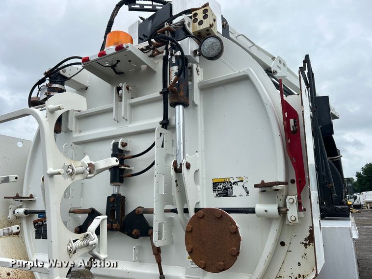 image for item EG0835 2012 International  7600 vacuum truck