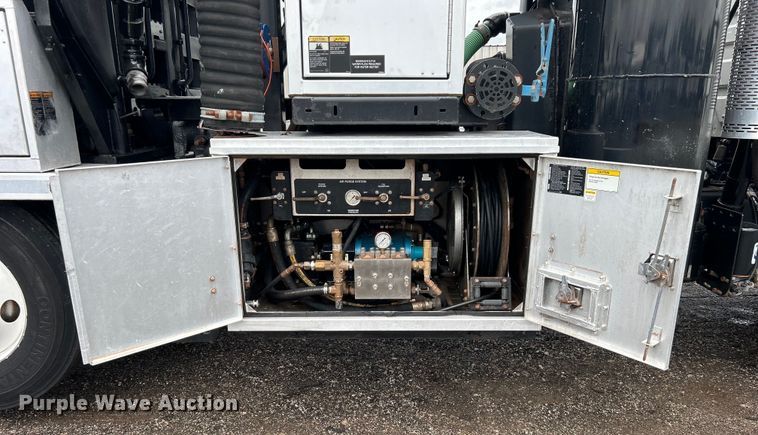 image for item EG0835 2012 International  7600 vacuum truck