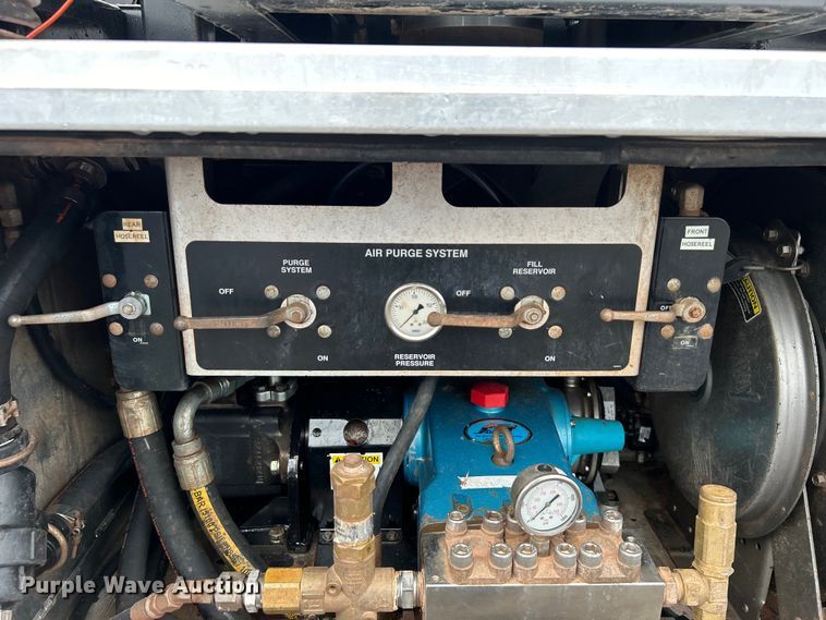 image for item EG0835 2012 International  7600 vacuum truck