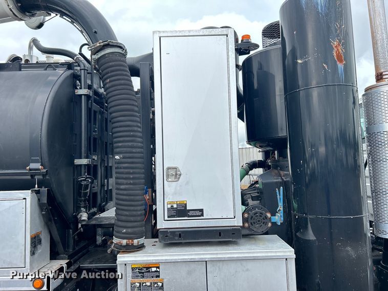 image for item EG0835 2012 International  7600 vacuum truck