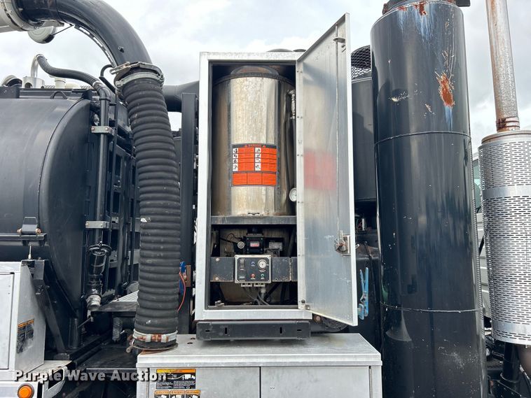 image for item EG0835 2012 International  7600 vacuum truck