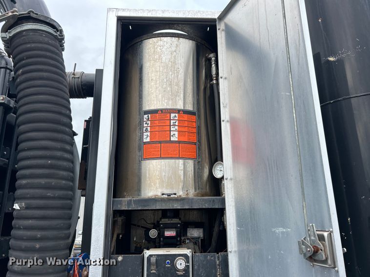 image for item EG0835 2012 International  7600 vacuum truck