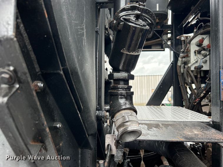 image for item EG0835 2012 International  7600 vacuum truck