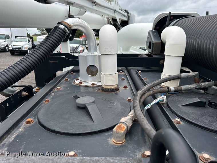 image for item EG0835 2012 International  7600 vacuum truck