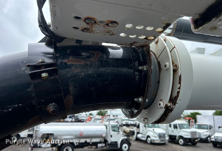 image for item EG0835 2012 International  7600 vacuum truck