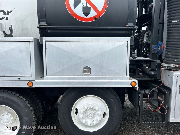 image for item EG0835 2012 International  7600 vacuum truck
