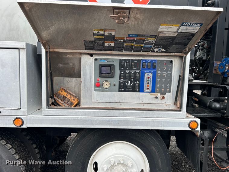 image for item EG0835 2012 International  7600 vacuum truck