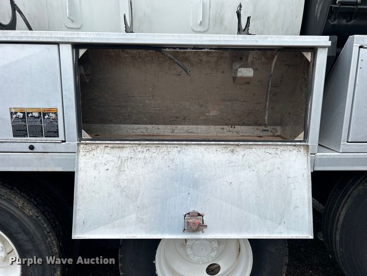 image for item EG0835 2012 International  7600 vacuum truck