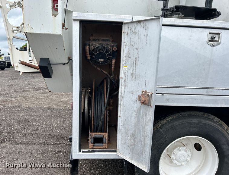 image for item EG0835 2012 International  7600 vacuum truck