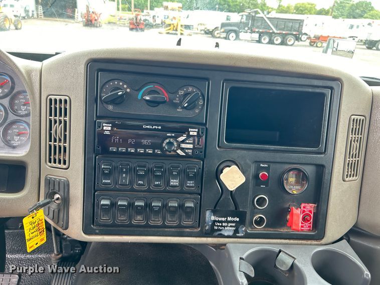 image for item EG0835 2012 International  7600 vacuum truck