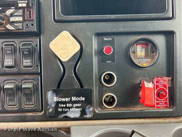 image for item EG0835 2012 International  7600 vacuum truck