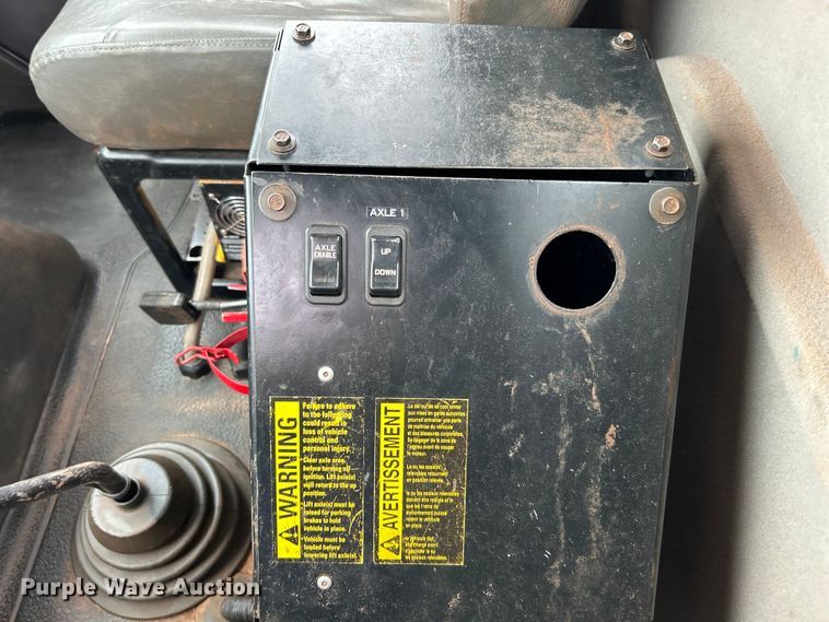 image for item EG0835 2012 International  7600 vacuum truck