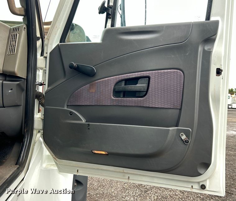 image for item EG0835 2012 International  7600 vacuum truck