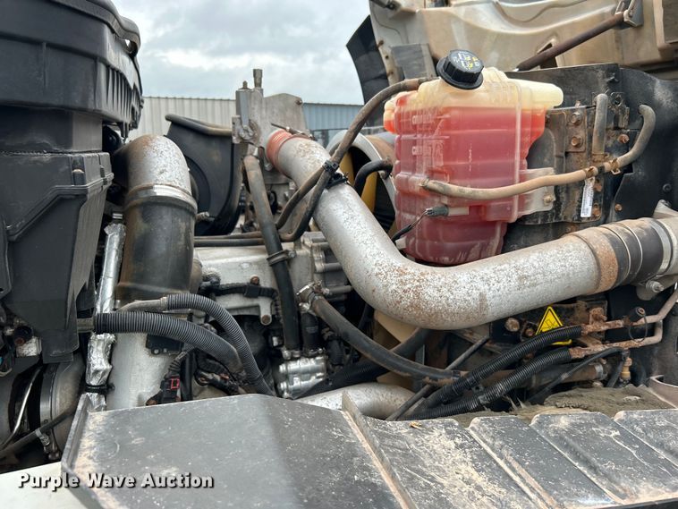 image for item EG0835 2012 International  7600 vacuum truck