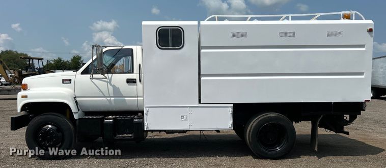 image for item EG0882 2000 GMC C6500 chipper truck