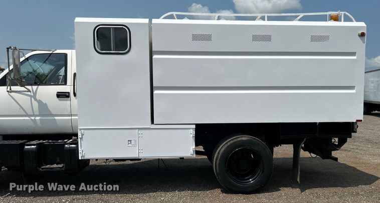 image for item EG0882 2000 GMC C6500 chipper truck