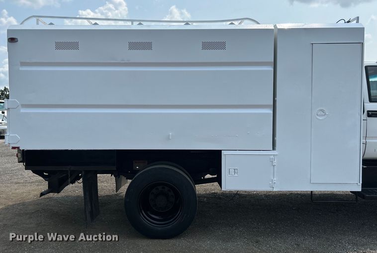 image for item EG0882 2000 GMC C6500 chipper truck