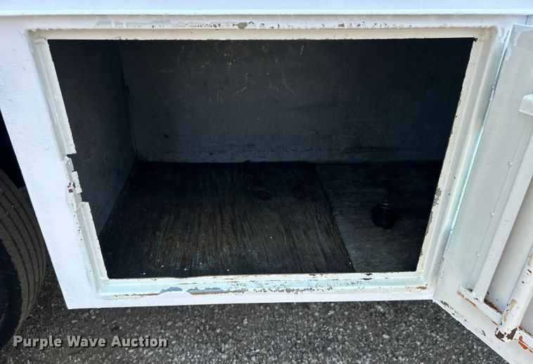 image for item EG0882 2000 GMC C6500 chipper truck