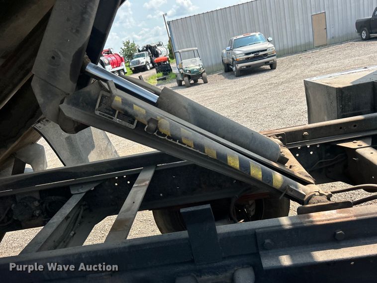 image for item EG0882 2000 GMC C6500 chipper truck