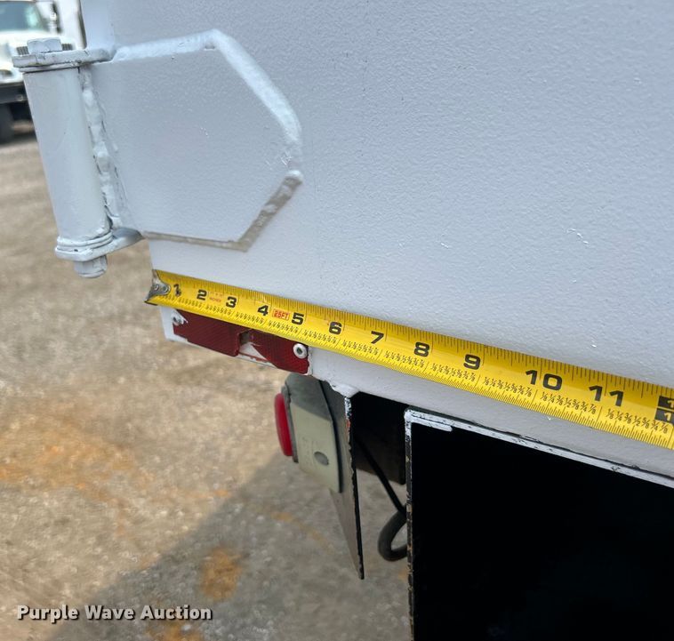 image for item EG0882 2000 GMC C6500 chipper truck