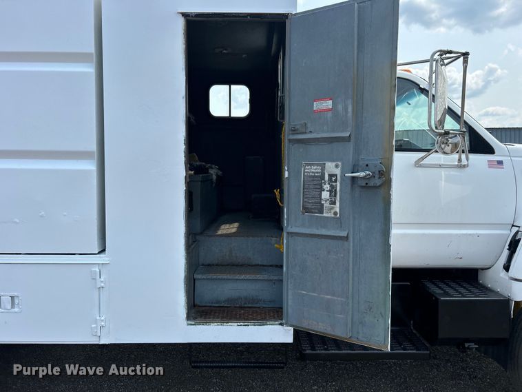 image for item EG0882 2000 GMC C6500 chipper truck