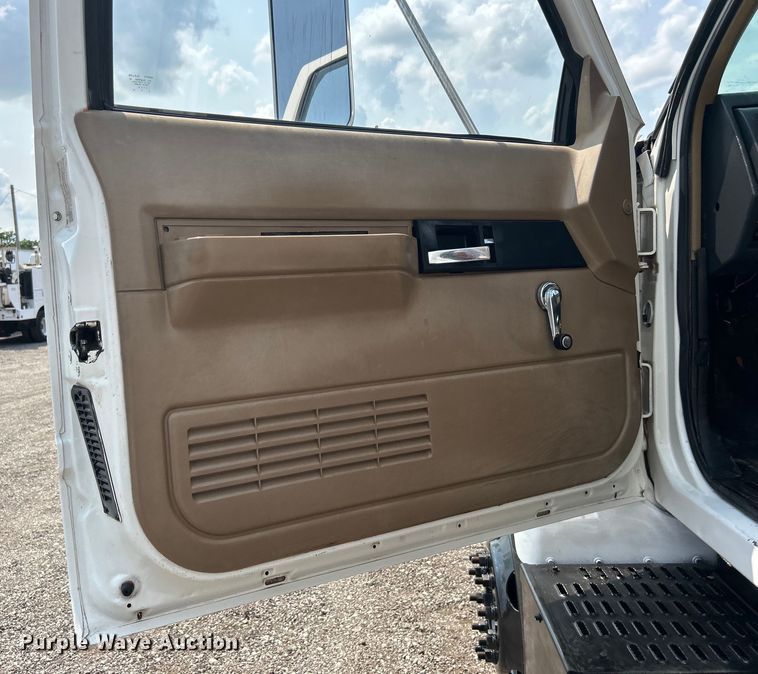 image for item EG0882 2000 GMC C6500 chipper truck