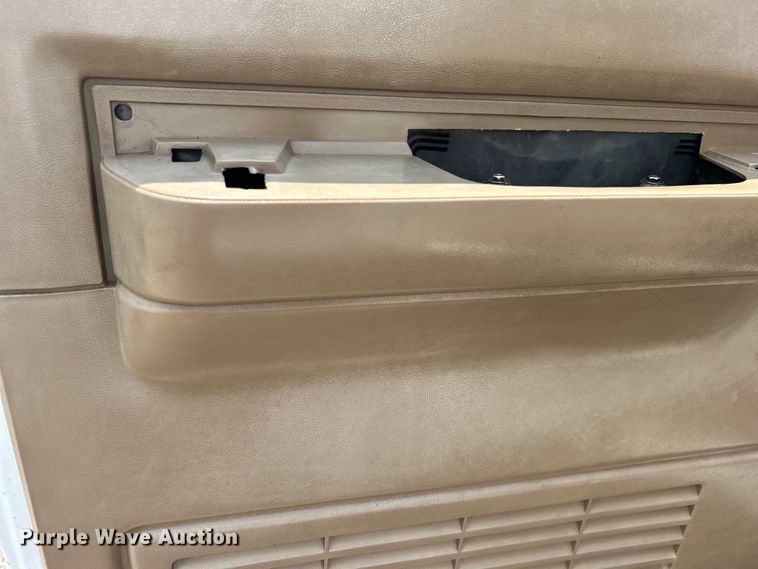 image for item EG0882 2000 GMC C6500 chipper truck