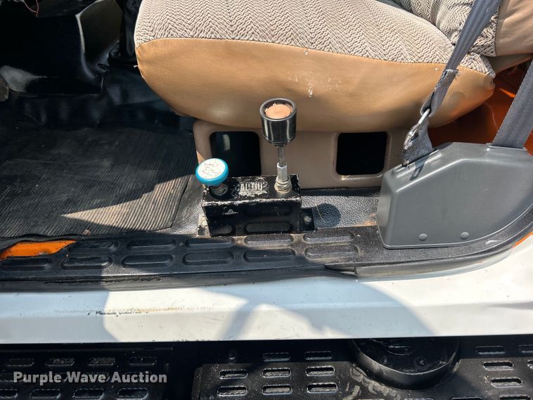 image for item EG0882 2000 GMC C6500 chipper truck