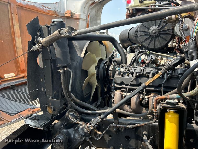 image for item EG0882 2000 GMC C6500 chipper truck