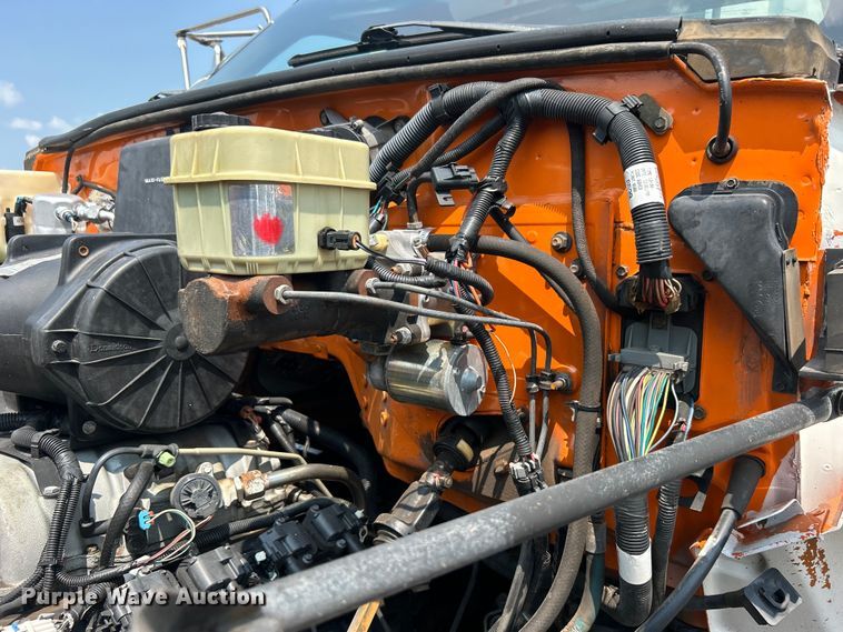 image for item EG0882 2000 GMC C6500 chipper truck