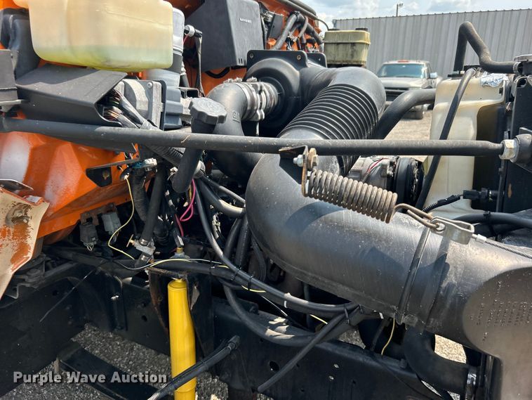 image for item EG0882 2000 GMC C6500 chipper truck