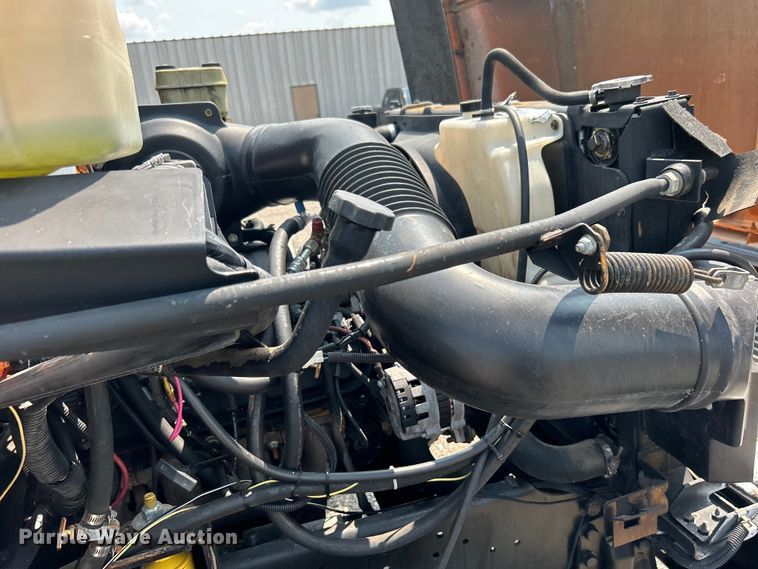 image for item EG0882 2000 GMC C6500 chipper truck