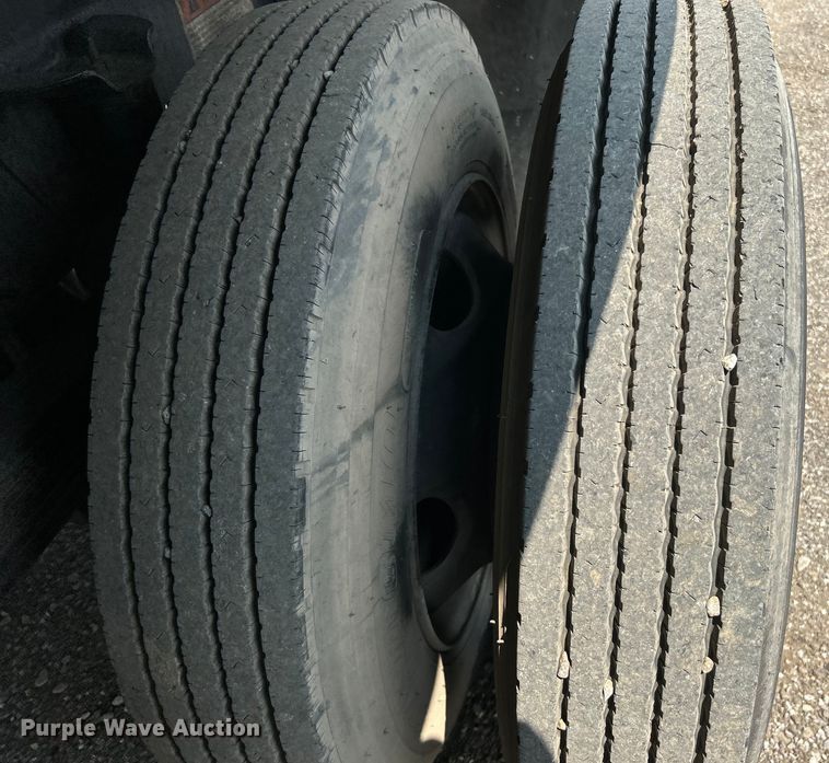 image for item EG0882 2000 GMC C6500 chipper truck