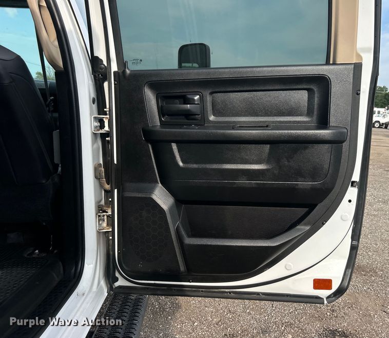 image for item EG0886 2019 Dodge  Ram 5500HD Crew Cab utility / service truck