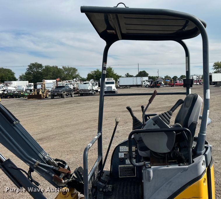 image for item EG0888 2010 John Deere 17D mini excavator