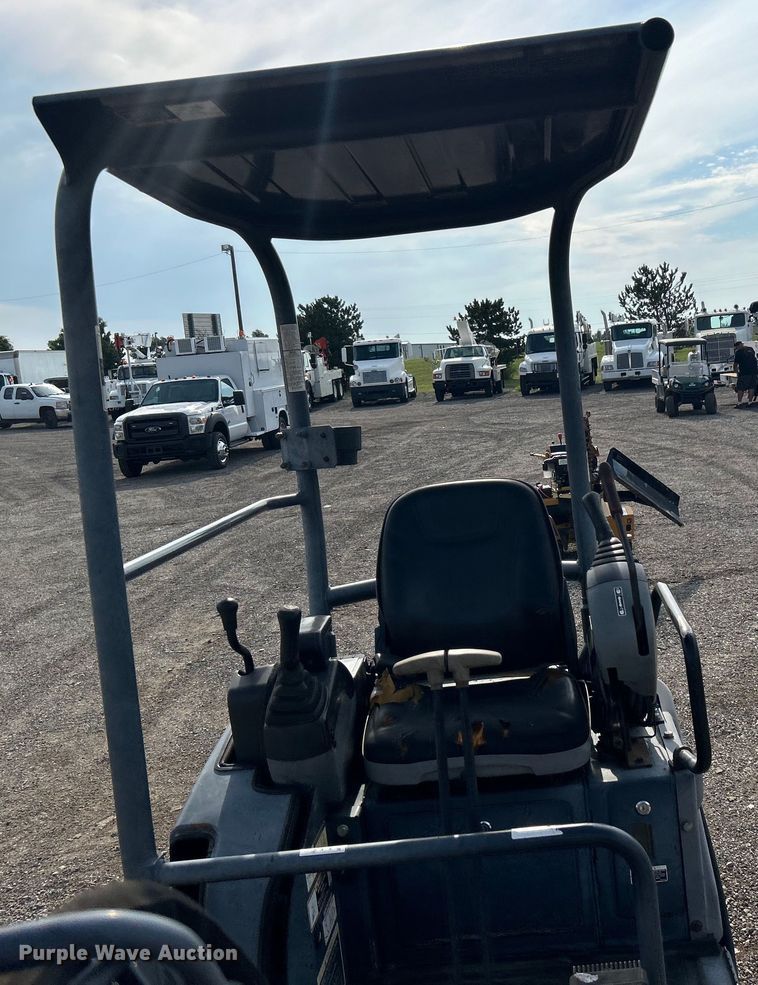 image for item EG0888 2010 John Deere 17D mini excavator