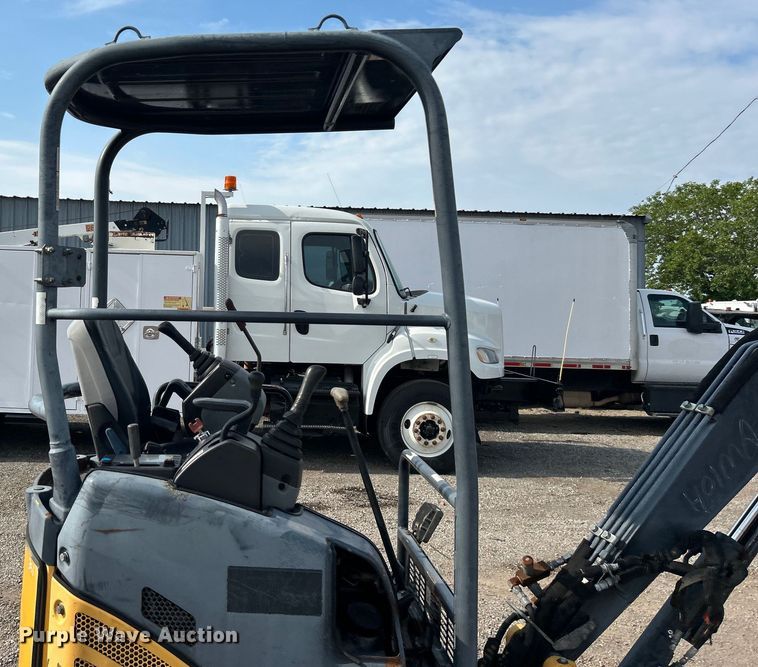 image for item EG0888 2010 John Deere 17D mini excavator