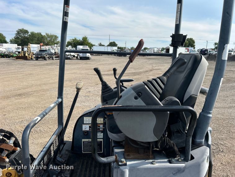 image for item EG0888 2010 John Deere 17D mini excavator